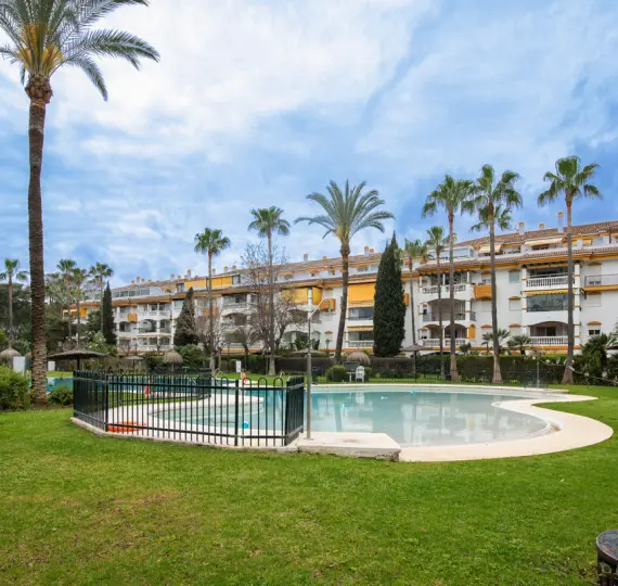 Sale of penthouse in Nueva Andalucía