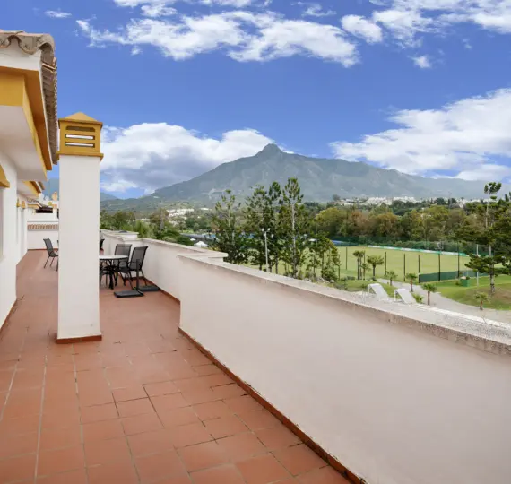 Sale of penthouse in Nueva Andalucía