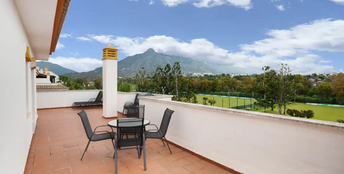 Sale of penthouse in Nueva Andalucía 13
