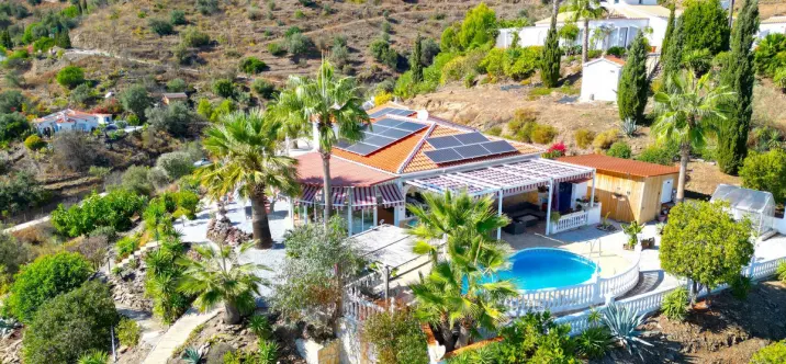 Detached villa R5216437 1