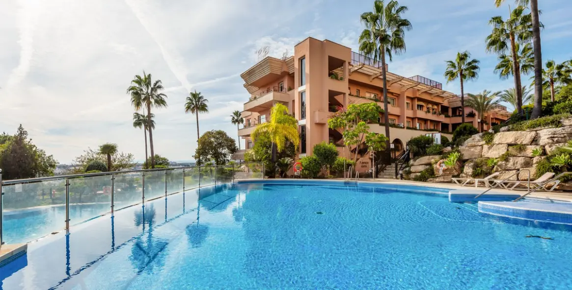 Venta de apartamento en planta media en Nueva Andalucía 1