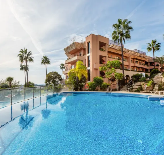 Sale of middle floor apartment in Nueva Andalucía