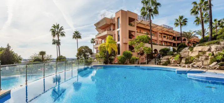 Sale of middle floor apartment in Nueva Andalucía 0