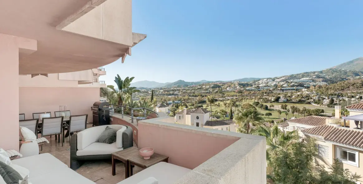 Venta de apartamento en planta media en Nueva Andalucía 2