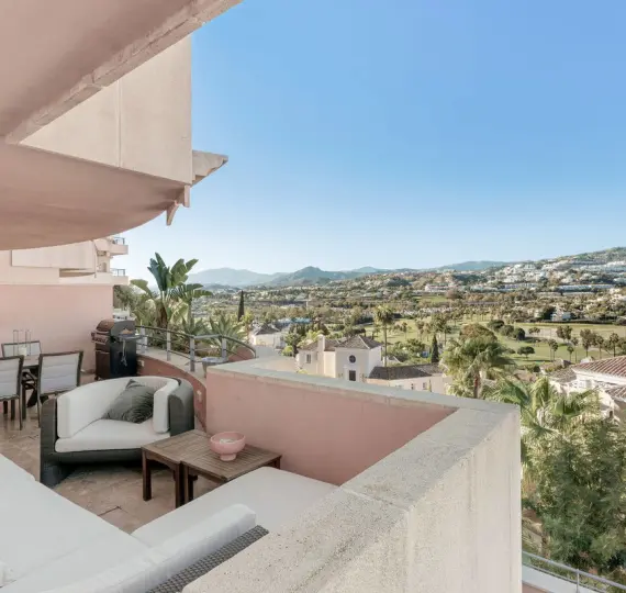 Sale of middle floor apartment in Nueva Andalucía