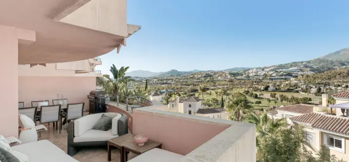 Sale of middle floor apartment in Nueva Andalucía 1