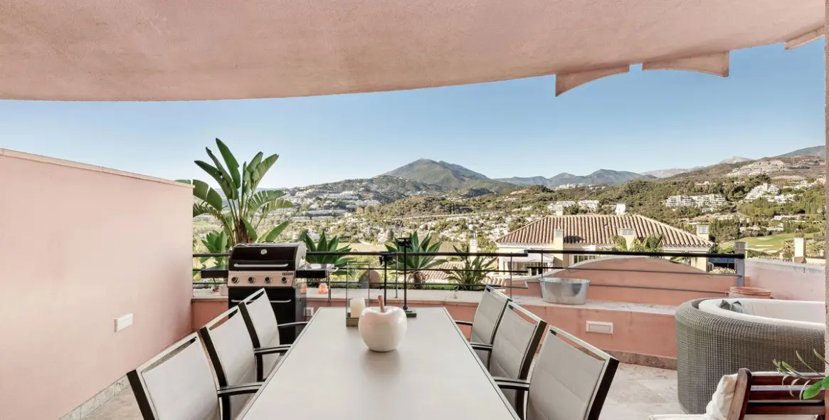 Venta de apartamento en planta media en Nueva Andalucía 3