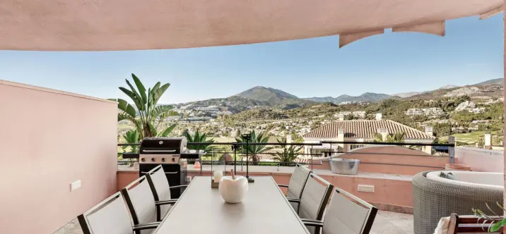 Sale of middle floor apartment in Nueva Andalucía 2