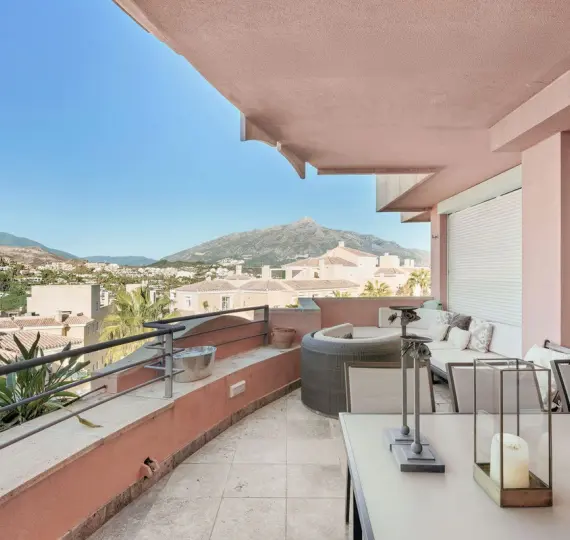 Sale of middle floor apartment in Nueva Andalucía