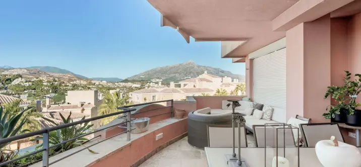 Sale of middle floor apartment in Nueva Andalucía 3