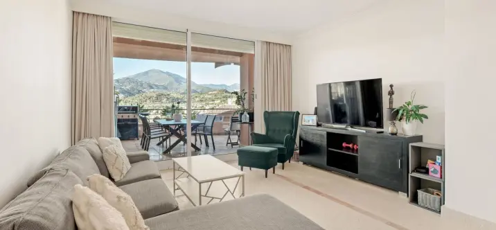 Sale of middle floor apartment in Nueva Andalucía 4