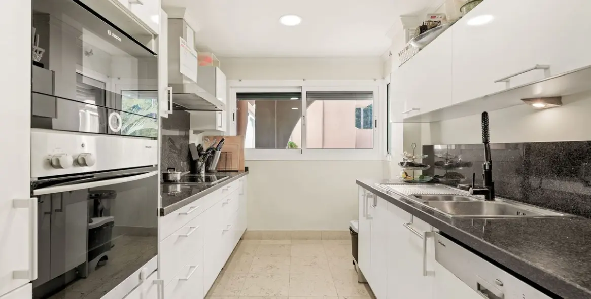 Venta de apartamento en planta media en Nueva Andalucía 9