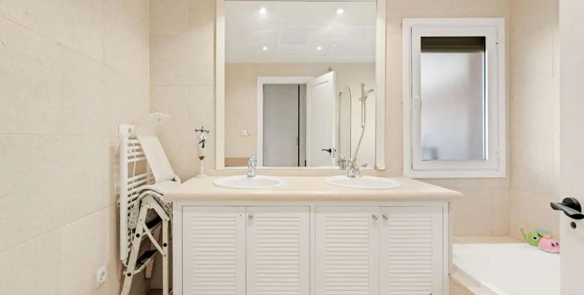 Venta de apartamento en planta media en Nueva Andalucía 13