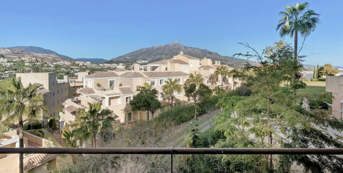 Venta de apartamento en planta media en Nueva Andalucía 17