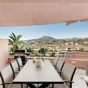 Sale of middle floor apartment in Nueva Andalucía
