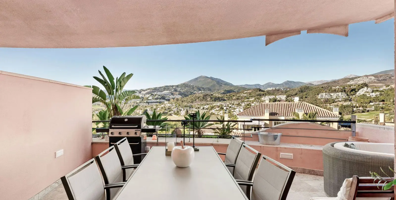 Sale of middle floor apartment in Nueva Andalucía 3