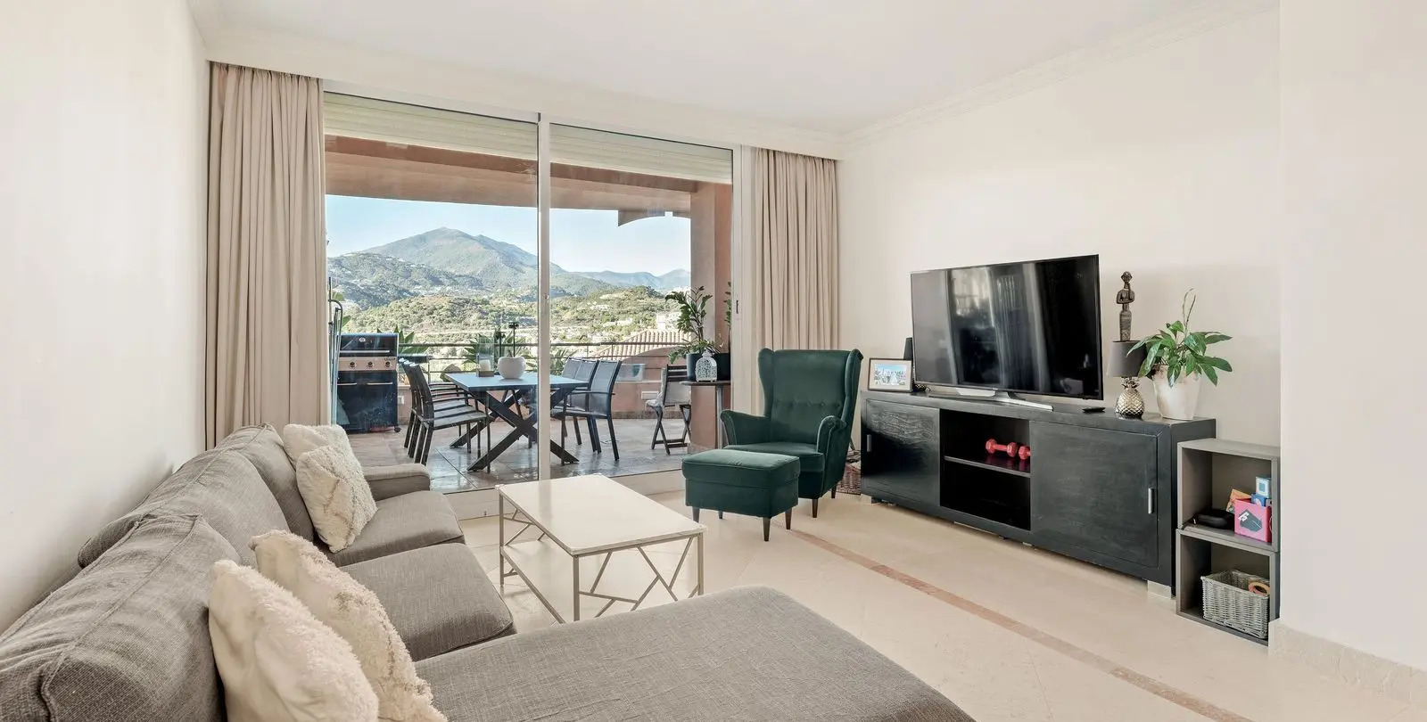 Sale of middle floor apartment in Nueva Andalucía 5