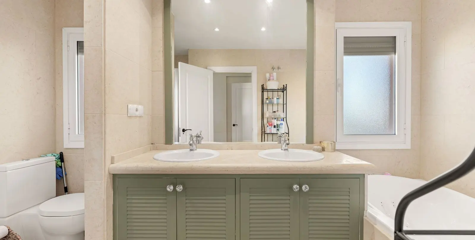 Sale of middle floor apartment in Nueva Andalucía 11