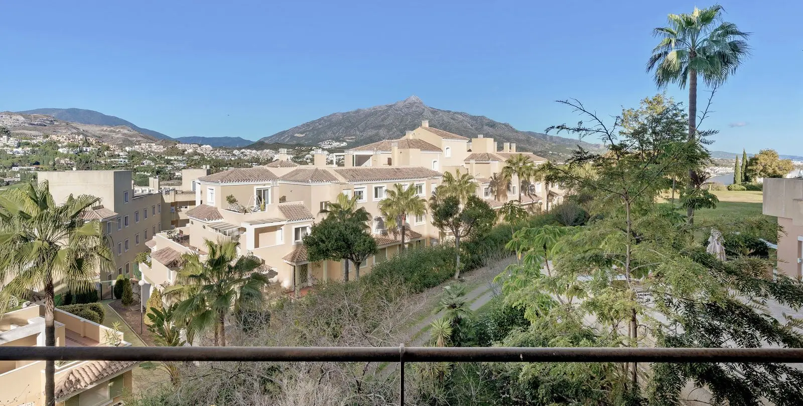Sale of middle floor apartment in Nueva Andalucía 17