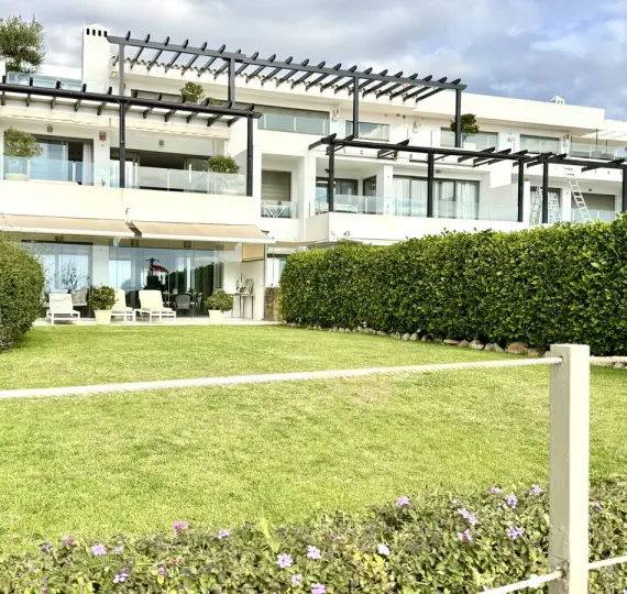 Продажа апартаментов на первом этаже в Los Flamingos