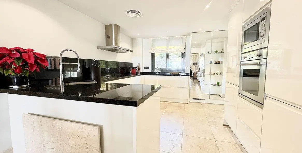 Продажа апартаментов на первом этаже в Los Flamingos 8