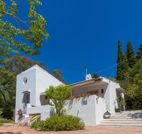 Sale of detached villa in Estepona