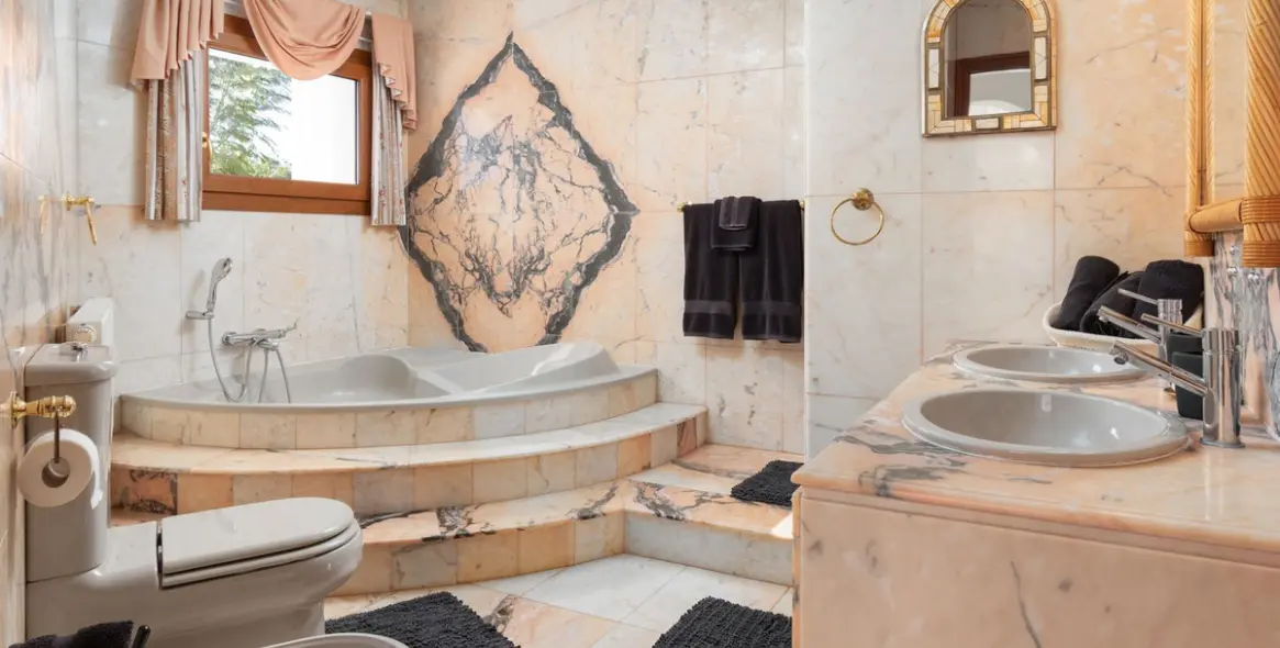 Sale of detached villa in Mijas 18