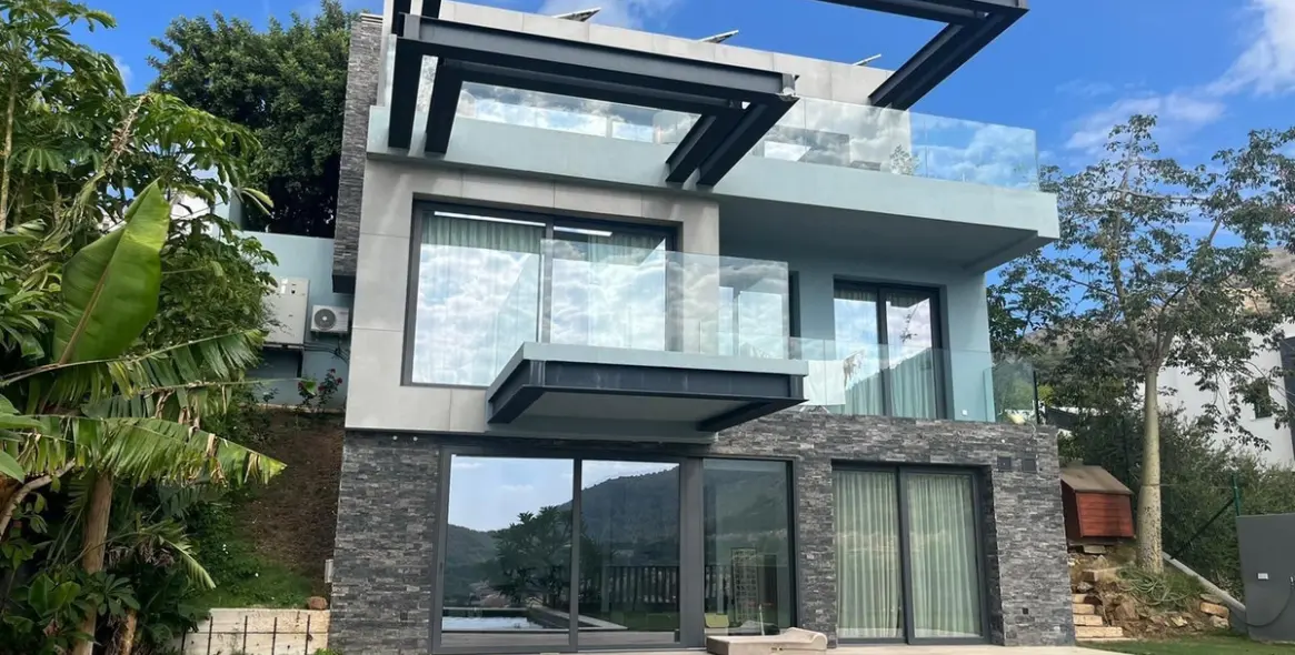 Sale of detached villa in Higueron 2