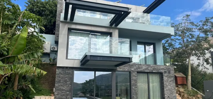 Sale of detached villa in Higueron 1