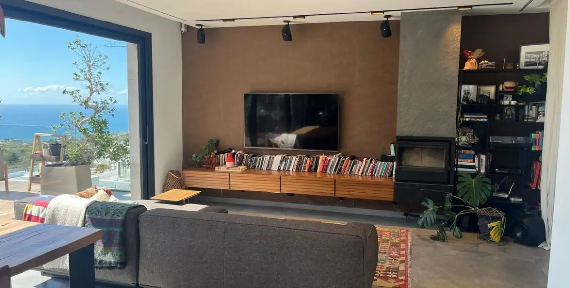 Sale of detached villa in Higueron 5