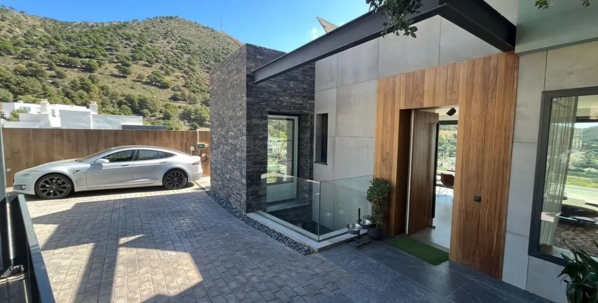 Sale of detached villa in Higueron 10