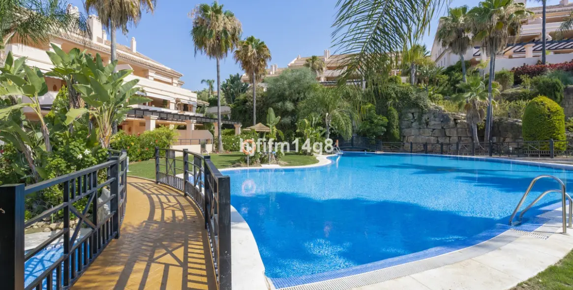 Sale of middle floor apartment in Nueva Andalucía 39