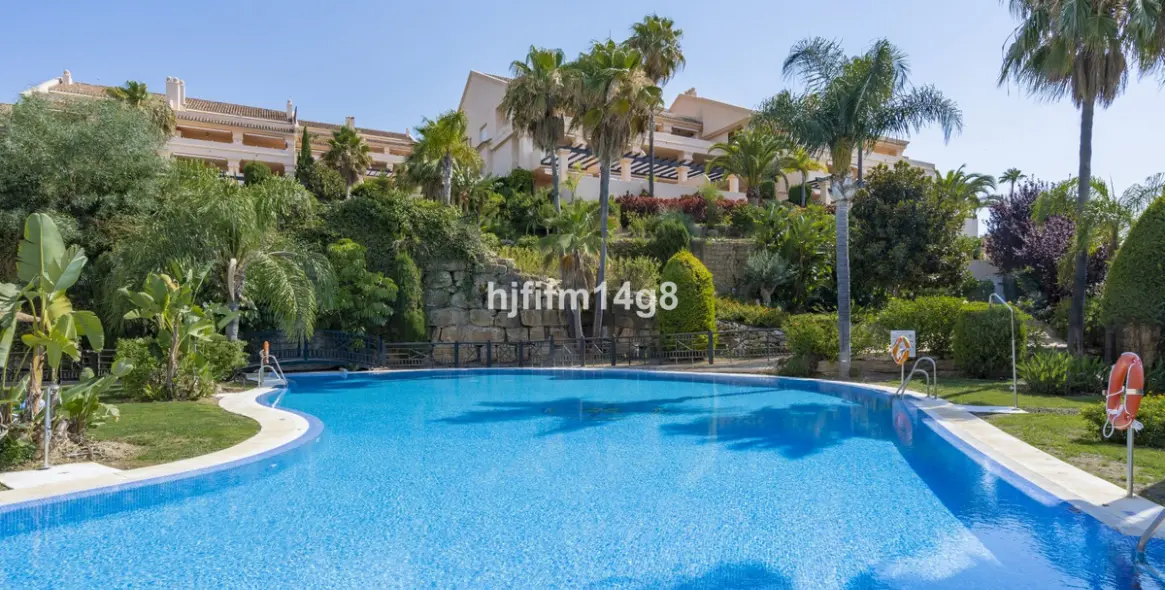 Sale of middle floor apartment in Nueva Andalucía 40