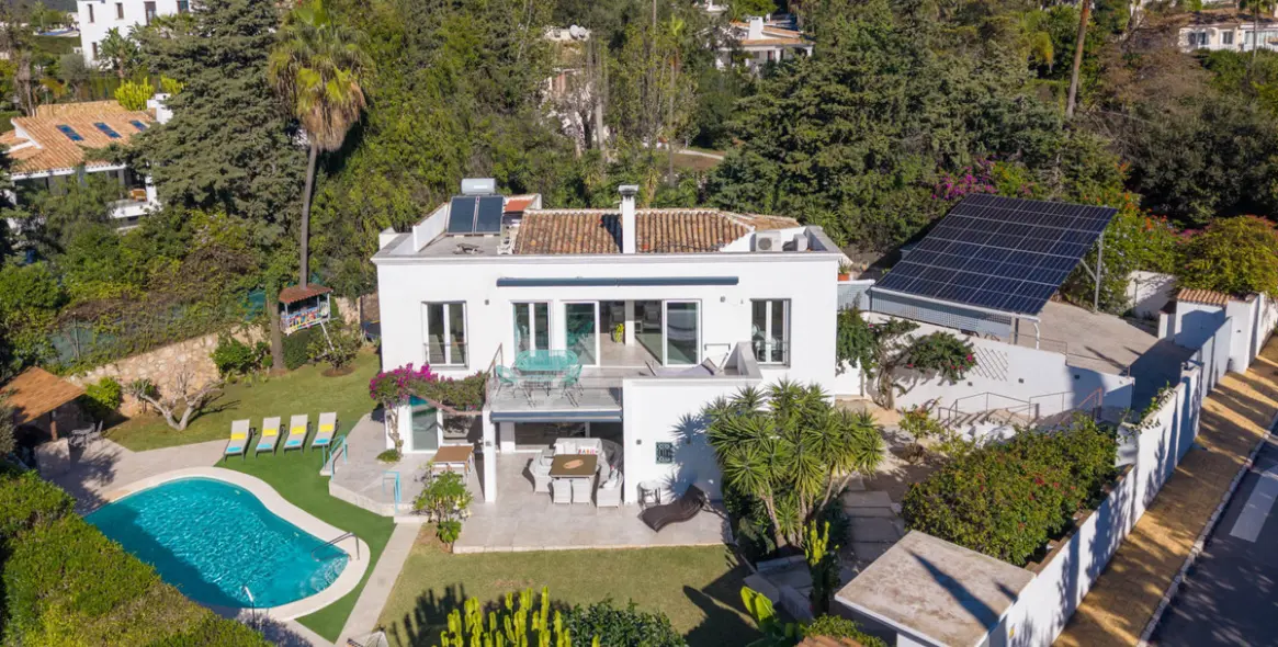 Sale of detached villa in Marbella East (district El Rosario) 1