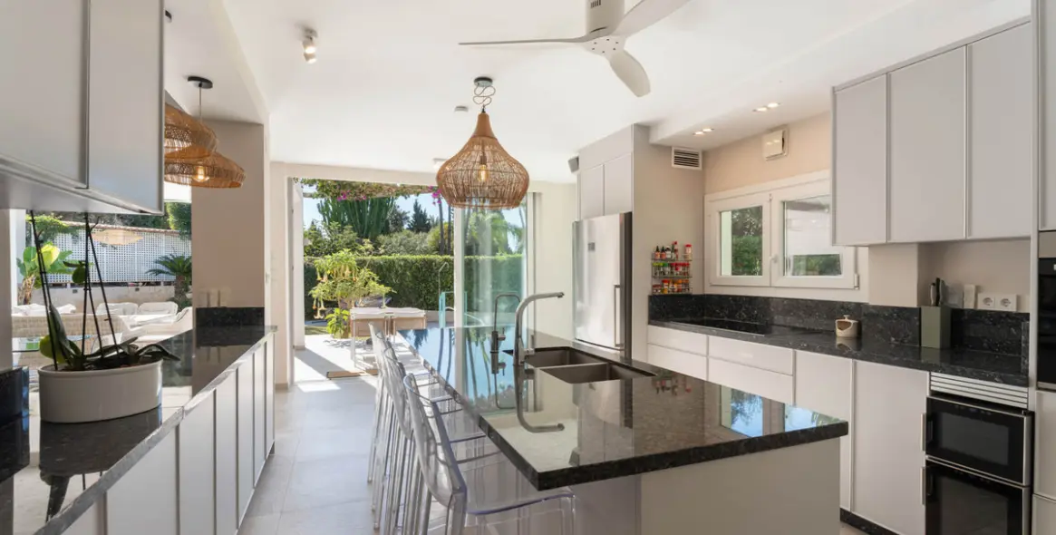 Sale of detached villa in Marbella East (district El Rosario) 8