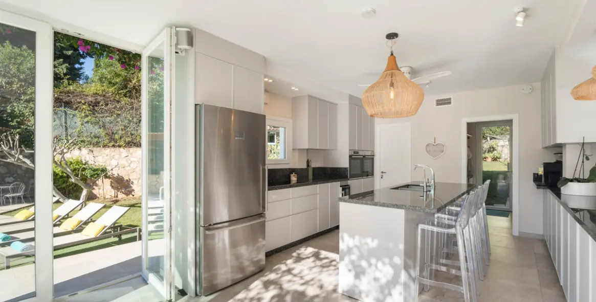 Sale of detached villa in Marbella East (district El Rosario) 9