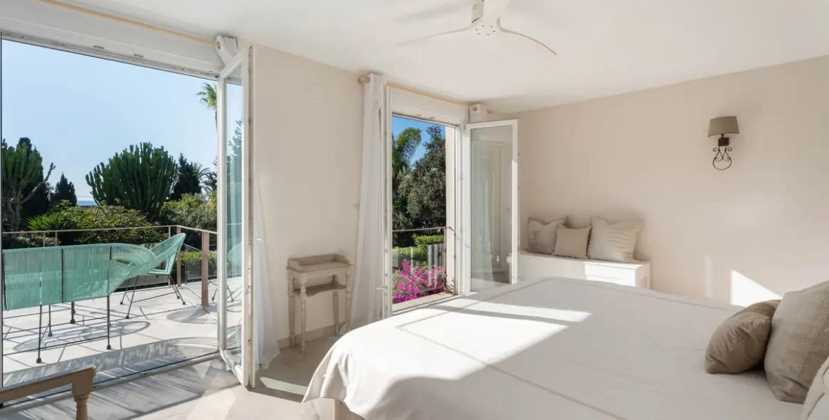 Sale of detached villa in Marbella East (district El Rosario) 11