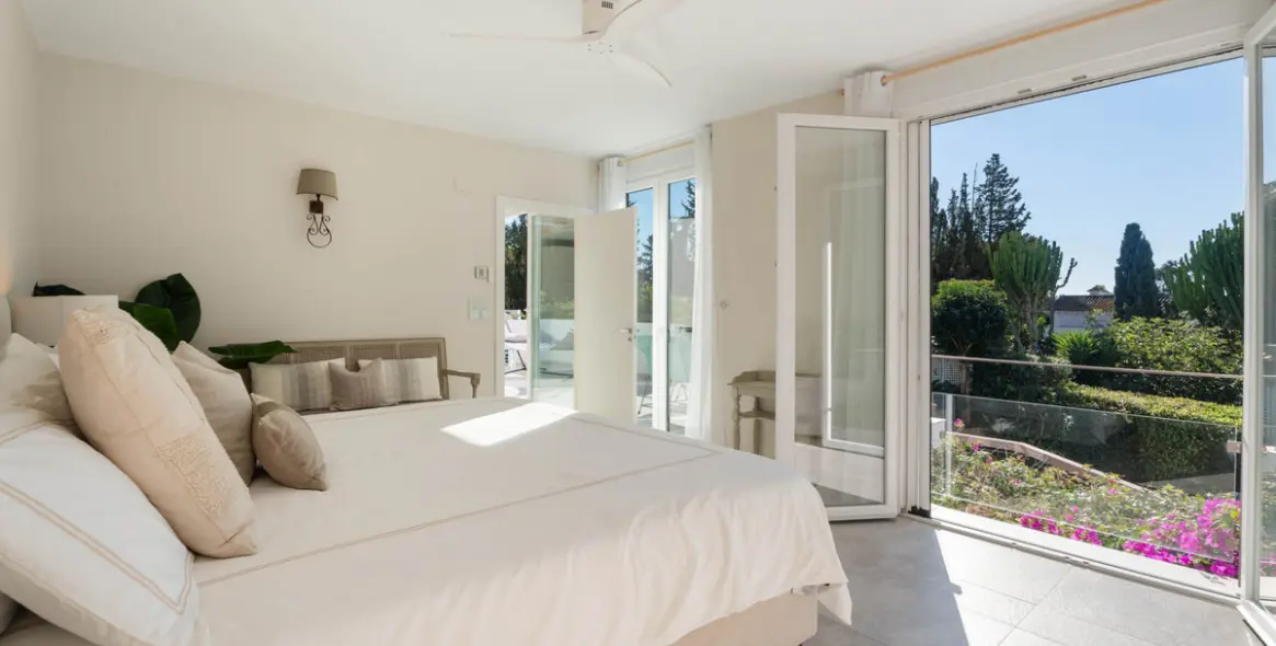 Sale of detached villa in Marbella East (district El Rosario) 12