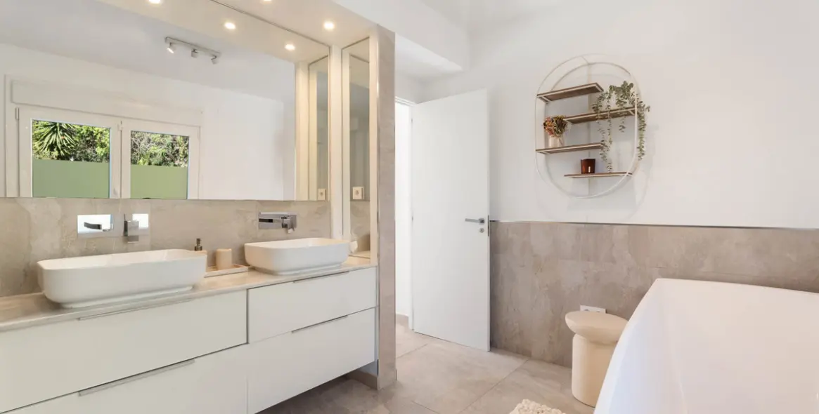 Sale of detached villa in Marbella East (district El Rosario) 15