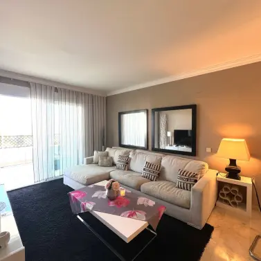 Venta de apartamento en planta media en Puerto Banús