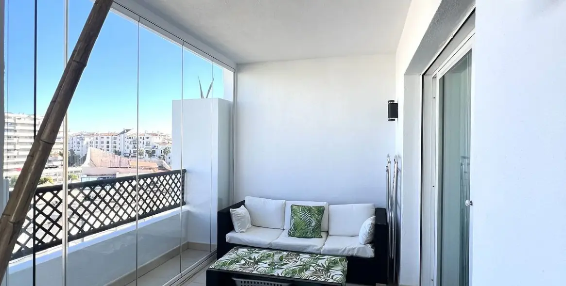 Venta de apartamento en planta media en Puerto Banús 4