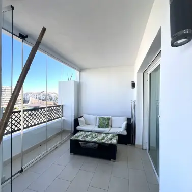 Venta de apartamento en planta media en Puerto Banús