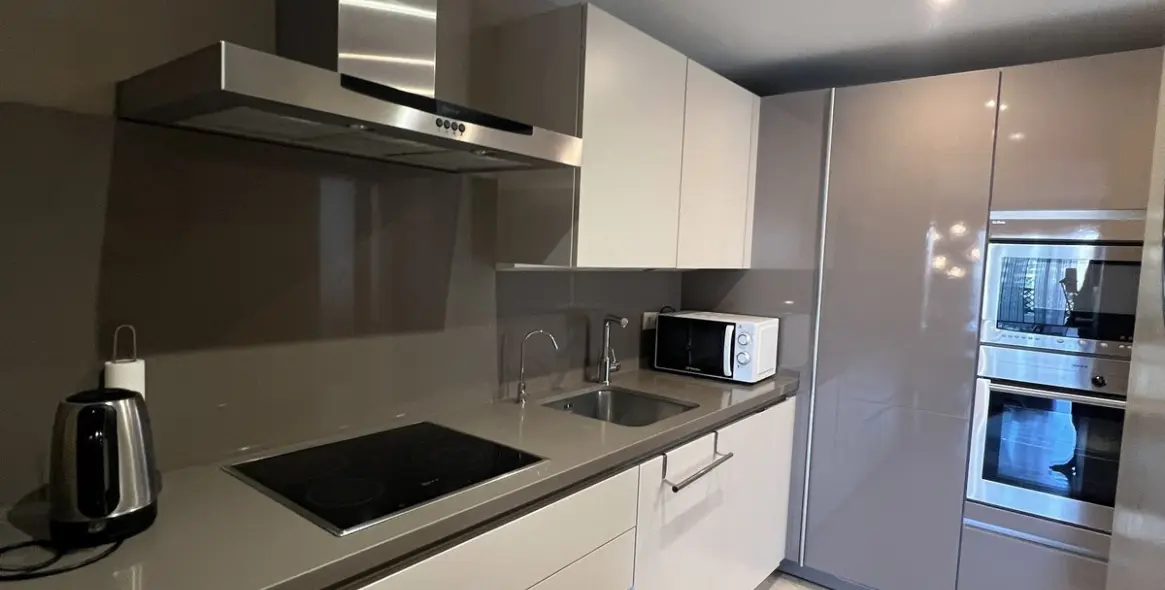 Venta de apartamento en planta media en Puerto Banús 6