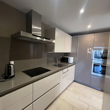 Venta de apartamento en planta media en Puerto Banús