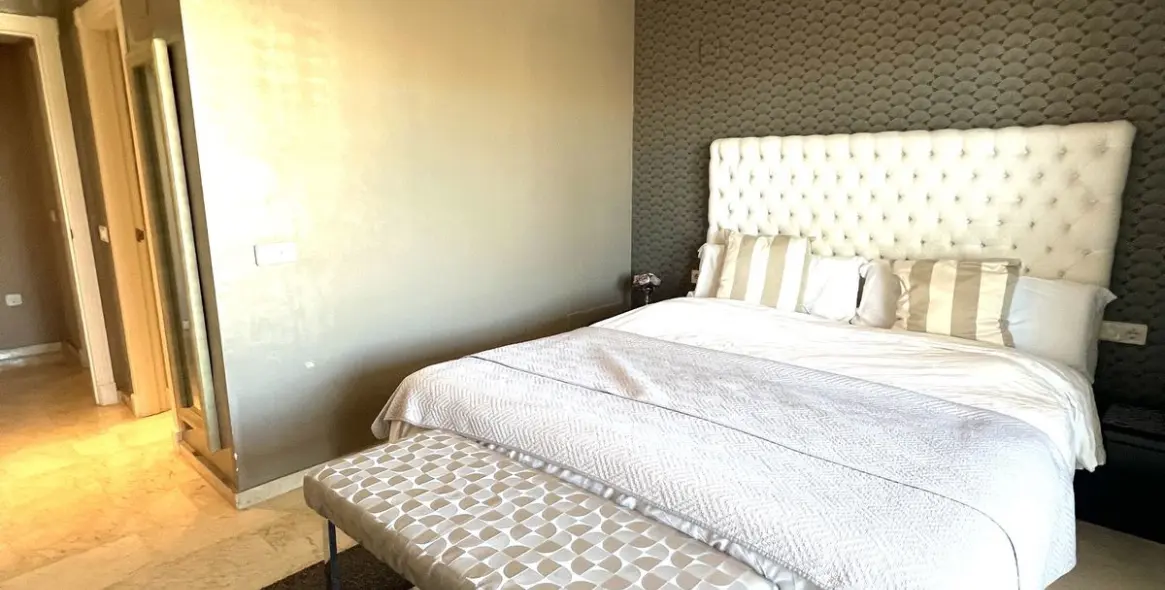 Venta de apartamento en planta media en Puerto Banús 12