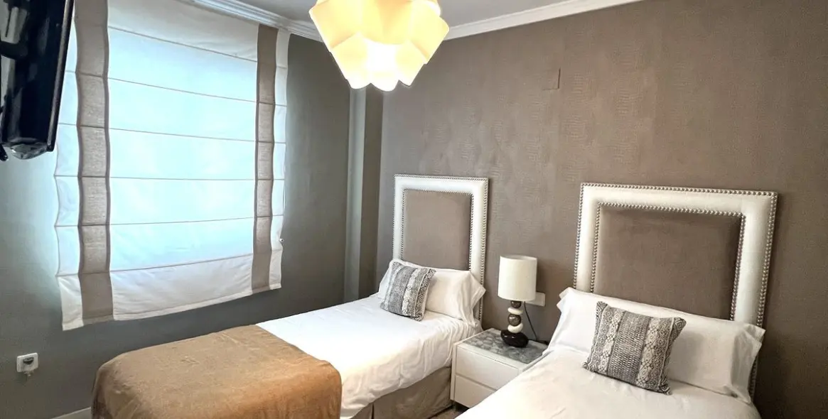 Venta de apartamento en planta media en Puerto Banús 13