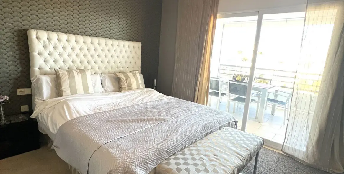 Venta de apartamento en planta media en Puerto Banús 14