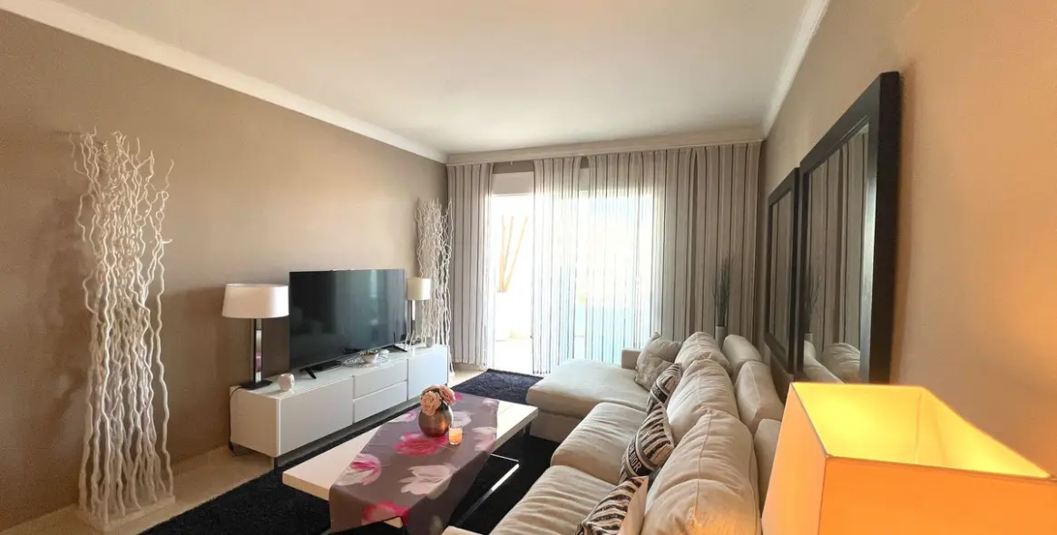 Venta de apartamento en planta media en Puerto Banús 15