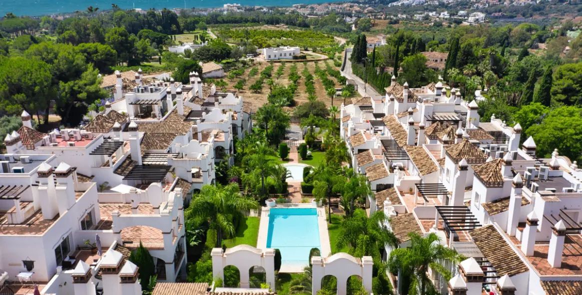 Long-term rent of middle floor apartment in Marbella (district Sierra Blanca) 1