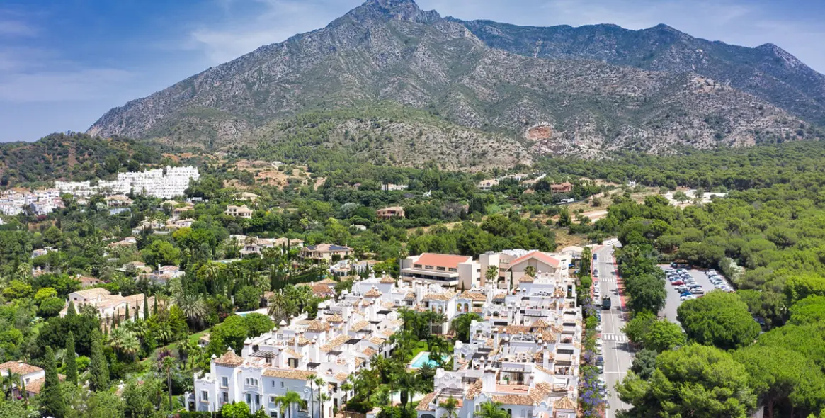 Long-term rent of middle floor apartment in Marbella (district Sierra Blanca) 3